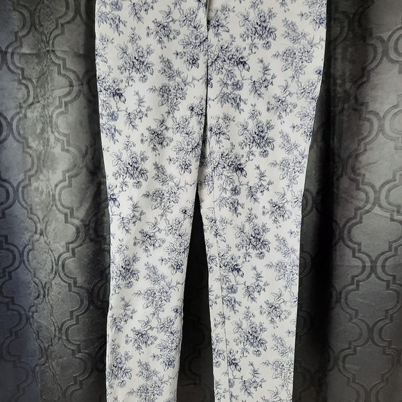 Mario Serrani Italy Brand White with Blue Floral Capri? Style Pants - Picture 1 of 4